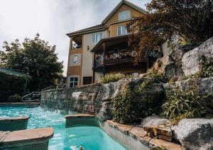 Bazén v ubytování Hotel Chateau Bromont nebo v jeho okolí