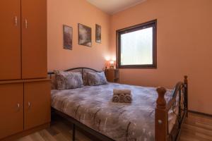 a bedroom with a bed and a window at Bogu iza nogu 1 in Rastište