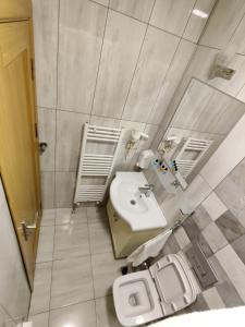 アンカラにあるCONCEPT HoUSEのバスルーム(白い洗面台、トイレ付)