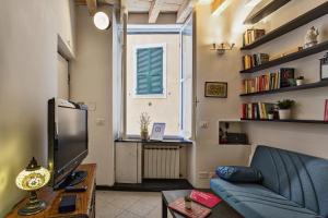 ein Wohnzimmer mit einem blauen Sofa und einem Fenster in der Unterkunft Santina's House by Wonderful Italy in Genua