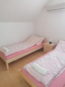 Ein Bett oder Betten in einem Zimmer der Unterkunft Sarkantyú Apartman
