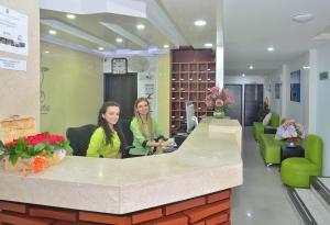 two women sitting at a counter in a salon at La Pera Hotel in Bucaramanga