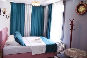 Postel nebo postele na pokoji v ubytování Galata Zade Luxury Boutique Hotel