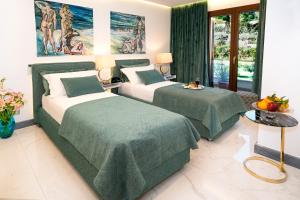 A bed or beds in a room at Luxury Beachfront Apartment Taormina Pool and Parking Még 37 kép