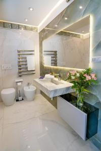A bathroom at Luxury Beachfront Apartment Taormina Pool and Parking