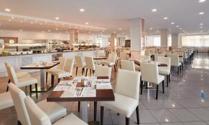 Restauracja lub miejsce do jedzenia w obiekcie Grupotel Alcudia Suite