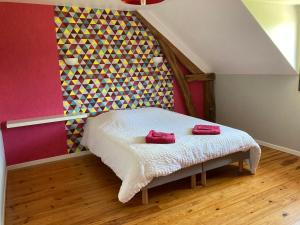 Ένα ή περισσότερα κρεβάτια σε δωμάτιο στο Les gîtes de SoleilMapou, grande maison pour 12-15 personnes avec jardin, pétanque, baby foot, cheminée et barbecue