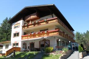 dom z balkonem z kwiatami w obiekcie Hotel Garni Waldhof - Wohlfühlen am Lech w mieście Stanzach