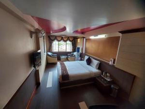 Astoria Residency客房内的一张或多张床位