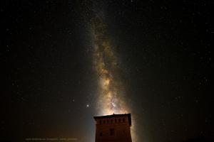 Una noche estrellada con la Vía Láctea sobre un edificio en Masia Del Aragones, en Peñarroya de Tastavins