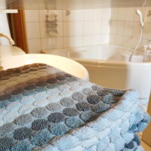 bagno con vasca e asciugamano. di FeWo Bayern a Kollnburg