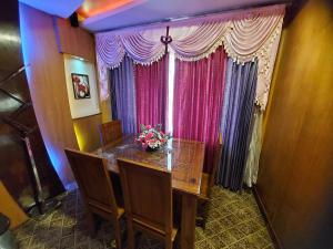 乌提Astoria Residency的餐桌上放着一瓶鲜花