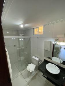 ウバジャラにあるPousada Grutaのバスルーム(トイレ、シャワー、シンク付)
