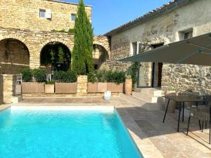 Swimmingpoolen hos eller tæt på La Maison des Vendangeurs - TABLE D'HÔTES le soir du jeudi au dimanche- Jacuzzi - Balnéo SPA - ACCES PISCINE pour toutes les chambres sauf STUDIO COQUET- Piscine de mai à mi-octobre