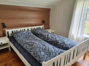 - une chambre avec un lit et une couette bleue dans l'établissement Kvambekk Gard i Åmotsdal, à Kyrkjemoen