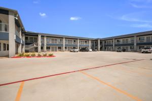 ヒューストンにあるAmericas Best Value Inn & Suites NE Houston Downtown I-610の建物前の空き駐車場