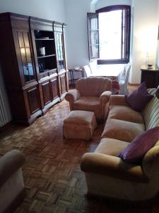 フィレンツェにあるBoboli & Pitti Houseのリビングルーム(ソファ、ソファ、椅子付)