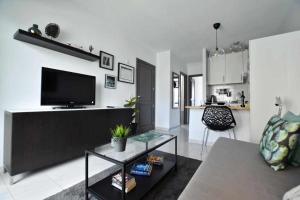 Televízia a/alebo spoločenská miestnosť v ubytovaní Holyhome grey 217
