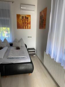 Letto o letti in una camera di Varkerulet Apartman