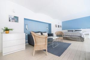 Schlafzimmer mit einem Bett, einem Tisch und Stühlen in der Unterkunft Vorgarten Apartments - central, new and stylish for your comfortable stay in Vienna in Wien