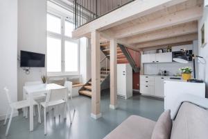 uma cozinha e sala de estar com mesa e cadeiras em Vorgarten Apartments - central, new and stylish for your comfortable stay in Vienna em Viena