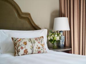 Ένα ή περισσότερα κρεβάτια σε δωμάτιο στο Carton House A Fairmont Managed hotel