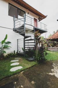 ein Haus mit seitlicher Wendeltreppe in der Unterkunft Contemporary Artisanal Studio Apartment in Ubud in Ubud