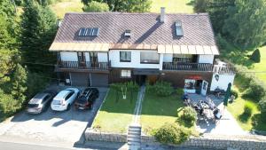 an aerial view of a house with cars parked in the yard at Horský penzion a bistro Čepice in Pernink