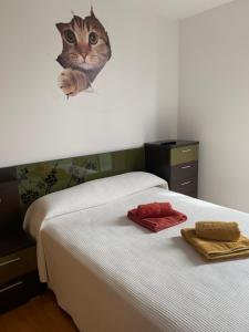 a cat head on the wall above a bed at Forever FOZ in Foz