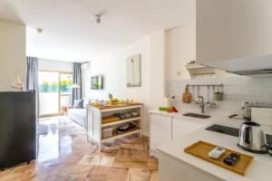 Kuchyňa alebo kuchynka v ubytovaní OleHolidays 603 Romana Playa primera linea playa