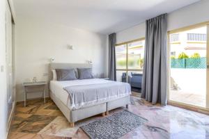 Posteľ alebo postele v izbe v ubytovaní OleHolidays 603 Romana Playa primera linea playa