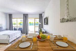 Posteľ alebo postele v izbe v ubytovaní OleHolidays 603 Romana Playa primera linea playa