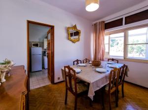 cocina y comedor con mesa y sillas en FLH Loulé Balcony Family Apartment, en Loulé