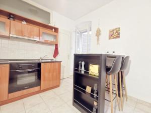 Kuchyňa alebo kuchynka v ubytovaní One bedroom apartment in the old town