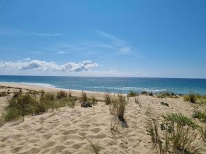 una playa de arena con el océano en el fondo en Le Crocolion en Arès