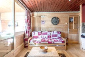 a room with a bed in a wooden room at Appartement chaleureux à Val Thorens, 36m², à 40m des pistes in Val Thorens