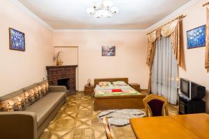 リヴィウにある1 bedroom apartment in the center on Lesya Ukrainka Street 7のリビングルーム(ソファ、暖炉付)
