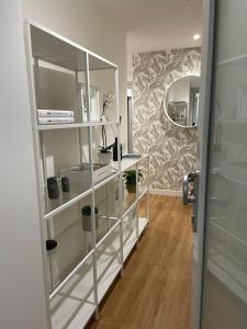 um quarto com uma prateleira com plantas e um espelho em Vento Suites em Cagliari