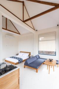 2 Betten in einem Zimmer mit Herd in der Unterkunft Contemporary Artisanal Studio Apartment in Ubud in Ubud