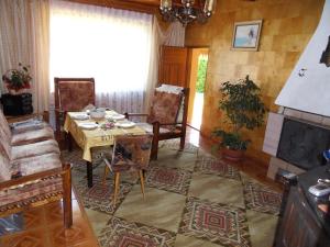 sala de estar con mesa, sillas y chimenea en Blizniak nad Morzem, en Rowy