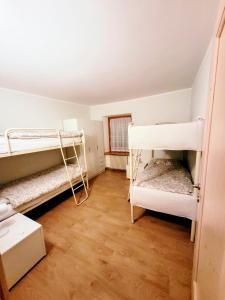 a room with two bunk beds in it at Appartamento Rosina, per 4/6 persone. In centro in Coredo