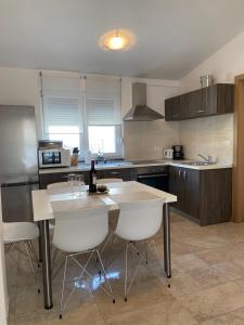 Kuchyň nebo kuchyňský kout v ubytování Apartmani Villa Adriatic