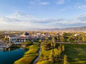 uma vista aérea do campo de golfe no resort em Azul Talavera Country Club em Torreón