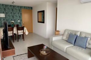 uma sala de estar com um sofá e uma mesa em A estrenar, Vista al mar en Torre Bellagio con amenities em Punta del Este
