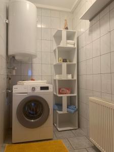 een wasruimte met een wasmachine bij Schilcherland-Apartment in Stainz