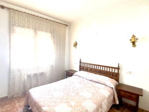 um quarto com uma cama e uma grande janela em DELFI D'OR em L'Escala
