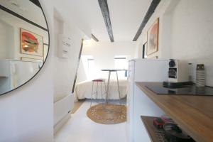 una cucina bianca con specchio e frigorifero di LBS 1 to 4 - Carolinas Apartments a Copenaghen
