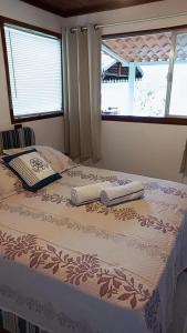 um quarto com uma cama com duas toalhas em Club MV Saco do Céu em Abraão