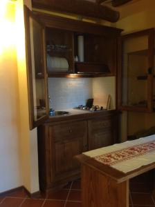 una cucina con armadi in legno e lavandino di Pinturicchio, Characteristic and comfortable apartment in the historic center a Perugia