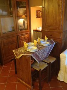 un tavolo con piatti e tovaglioli in cucina di Pinturicchio, Characteristic and comfortable apartment in the historic center a Perugia